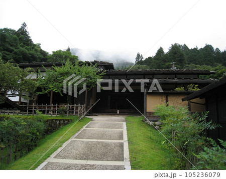 中山道木曽路妻籠宿本陣の入口 105236079