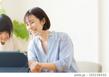 タブレットを見る親子 105236438