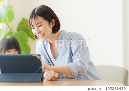 タブレットを見る親子 タブレットを見る親子 105236439