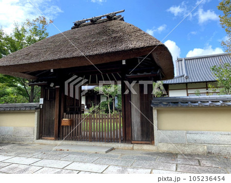 京都のまちなみ　ねねの道　高台寺春光院の門 105236454
