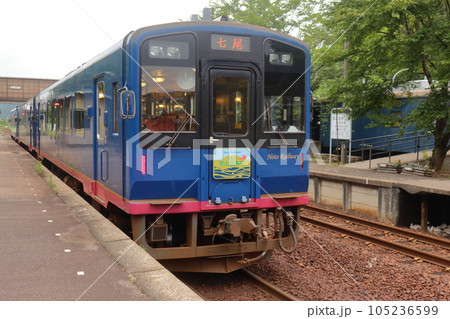 のと鉄道 観光列車「のと里山里海号」と 静態保存の郵便車（能登中島駅） 105236599