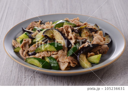 ナスとキュウリと豚肉のピリ辛味噌炒め 105236631