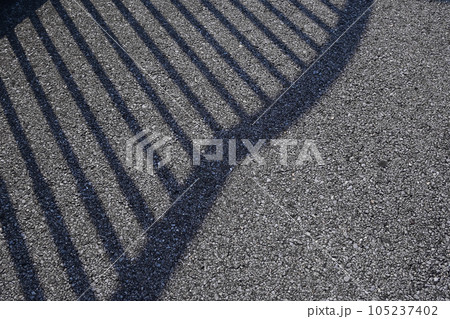 地面に落ちた影 105237402