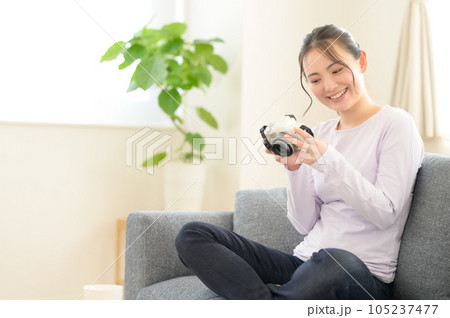 カメラの画面を見ながら回想する女性 カメラの画面を見ながら回想する女性 105237477
