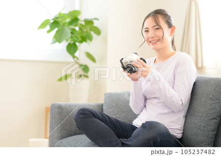 カメラの画面を見ながら回想する女性 カメラの画面を見ながら回想する女性 105237482