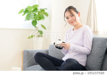 カメラの画面を見ながら回想する女性 カメラの画面を見ながら回想する女性 105237500