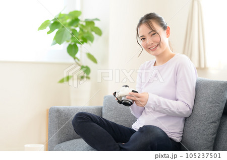 カメラの画面を見ながら回想する女性 105237501