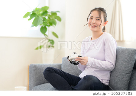 カメラの画面を見ながら回想する女性 カメラの画面を見ながら回想する女性 105237502