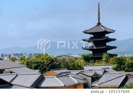 京都のまちなみ 維新の道からの八坂の塔と京都タワー 京都のまちなみ 維新の道からの八坂の塔と京都タワー 105237680