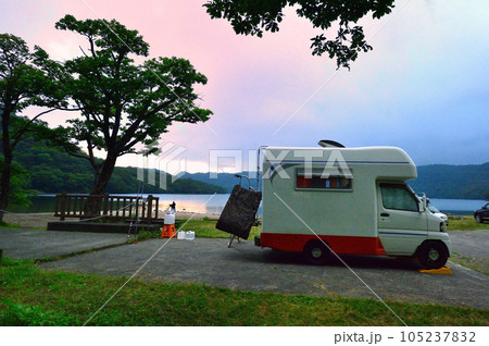 バンライフ 赤城大沼湖畔 夕焼け バンライフ 赤城大沼湖畔 夕焼け 105237832