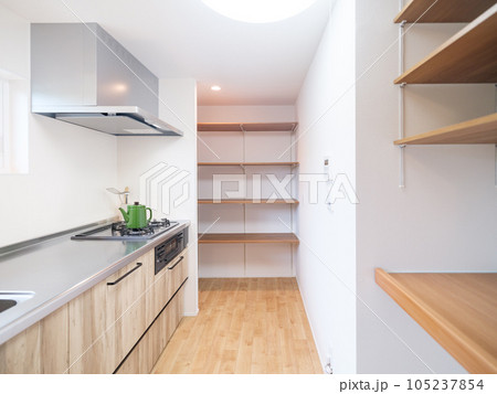 収納を増設したリノベーション住宅 105237854