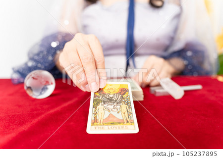 タロットカードを差し出す占い師タロットカード(THE LOVERS)を差し出す占い師 タロットカードを差し出す占い師タロットカード(THE LOVERS)を差し出す占い師 105237895