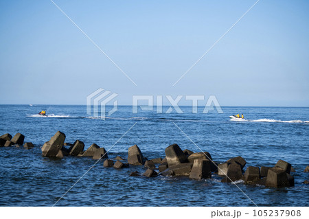 海上を駆け抜ける水上バイク 105237908