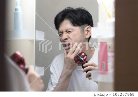電気シェーバーで髭剃りをする男性 電気シェーバーで髭剃りをする男性 105237969