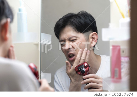 電気シェーバーで髭剃りをする男性 電気シェーバーで髭剃りをする男性 105237974