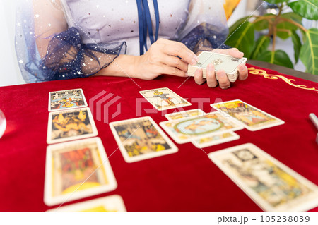 タロットカードを選ぶ占い師 105238039