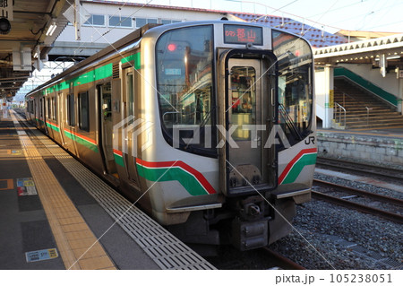 磐越西線の会津若松発 郡山行き E721系電車（会津若松駅） 105238051