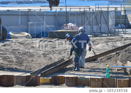 工事現場　矢板引き抜き作業風景 105238556