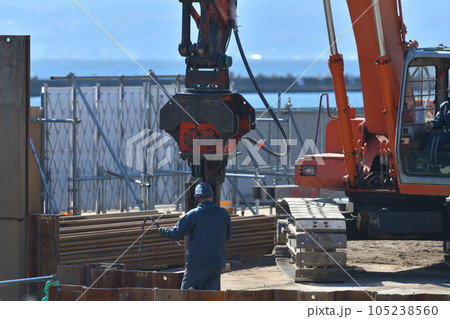 工事現場　矢板引き抜き作業風景 105238560