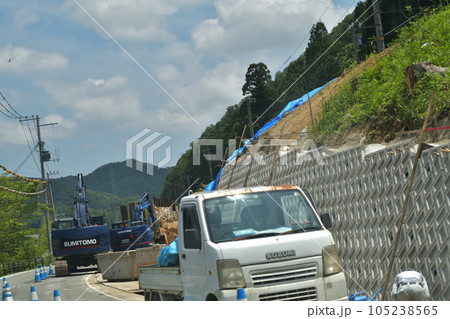 道路の防災整備　法面保護工事の作業風景　 105238565