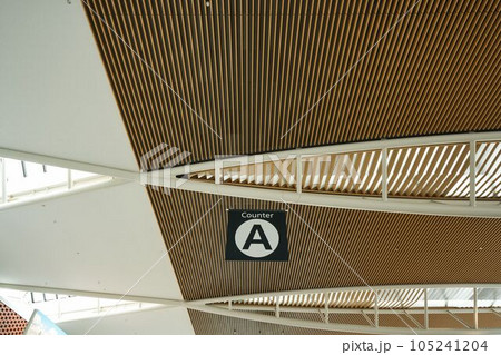 新千歳空港ターミナルの屋根 105241204