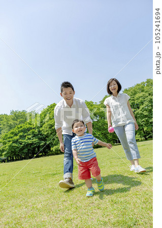 新緑の公園で遊ぶ親子 105241694
