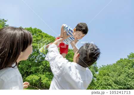 新緑の公園で遊ぶ親子 105241713