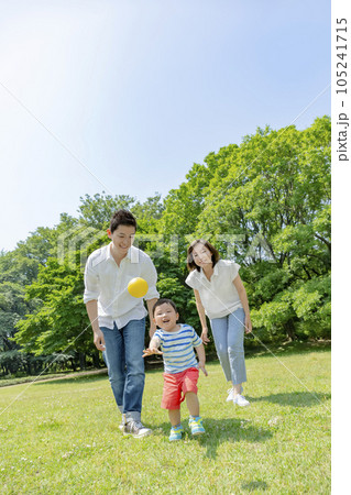 新緑の公園で遊ぶ親子 新緑の公園で遊ぶ親子 105241715