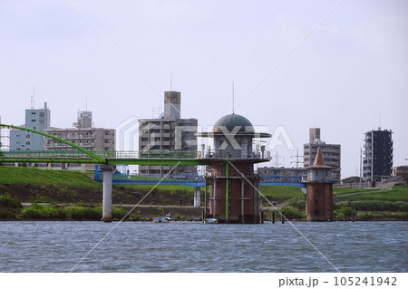 江戸川にある金町浄水場取水塔【矢切の渡し】東京都葛飾区 江戸川にある金町浄水場取水塔【矢切の渡し】東京都葛飾区 105241942