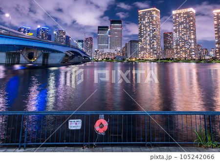 ウォーターフロントに立ち並ぶ高層マンションの美しい夜景｜豊洲から晴海方面の夜景｜東京都中央区 105242066