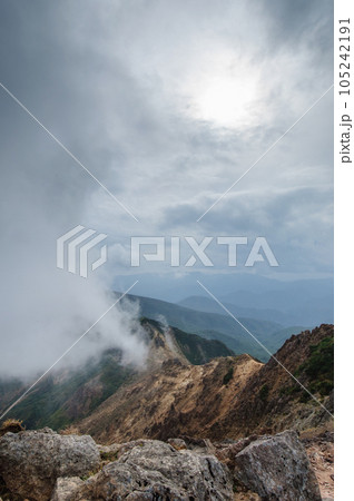 天候が悪化し雲が覆い始める山の風景 105242191