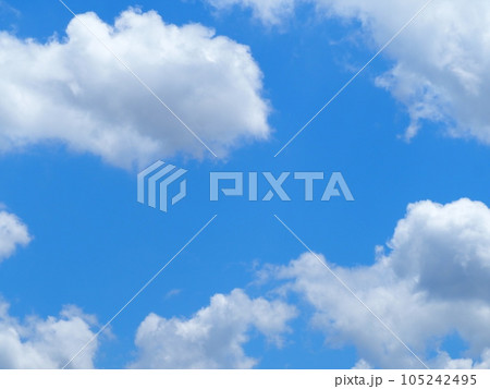 夏の青空と白い雲 105242495