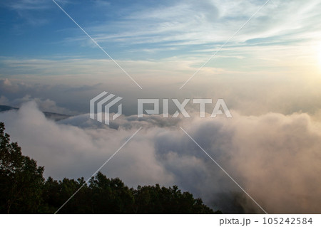 ソラテラス　雲海（長野県）｜夕刻、雲が湧き雲海になって広がる景色は幻想的でこの世のものとは思えない 105242584