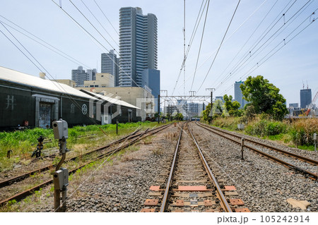 再開発が進む横浜東高島駅付近 東高島から見るみなとみらい 再開発が進む横浜東高島駅付近 東高島から見るみなとみらい 105242914