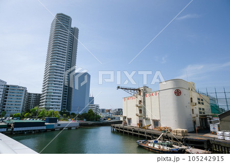 再開発が進む横浜東高島駅付近 古い倉庫とタワーマンション 再開発が進む横浜東高島駅付近 古い倉庫とタワーマンション 105242915