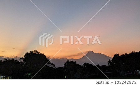 　インドネシア、ジャワ島の中部ジャワ州,サラティガ,メルバブ山 105242975