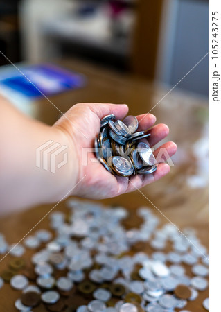 硬貨　小銭を数える女性 105243275