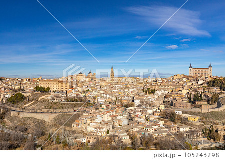 古都トレドの街並み 古都トレドの街並み 105243298