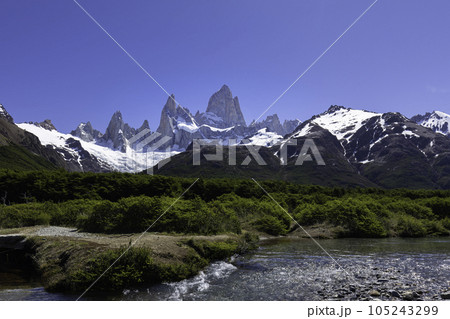 名峰フィッツロイを望むパタゴニアの登山風景 名峰フィッツロイを望むパタゴニアの登山風景 105243299