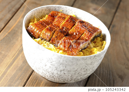 錦糸玉子と鰻の蒲焼きの丼ぶり 105243342