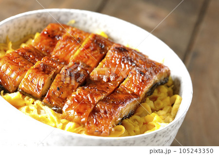 錦糸玉子と鰻の蒲焼きの丼ぶり 錦糸玉子と鰻の蒲焼きの丼ぶり 105243350