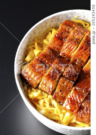 錦糸玉子と鰻の蒲焼きの丼ぶりを黒背景で俯瞰撮影 錦糸玉子と鰻の蒲焼きの丼ぶりを黒背景で俯瞰撮影 105243438
