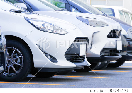 駐車してあるたくさんの自動車 105243577