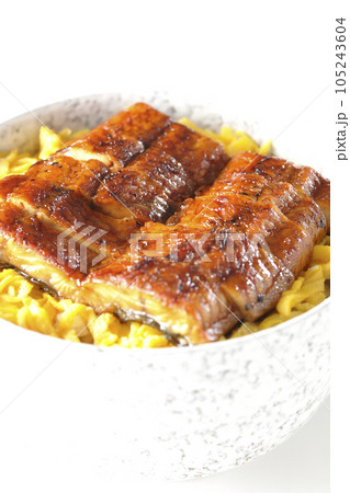 錦糸玉子と鰻の蒲焼きの丼ぶりを白背景で撮影 105243604