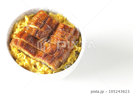 錦糸玉子と鰻の蒲焼きの丼ぶりを白背景で俯瞰撮影 錦糸玉子と鰻の蒲焼きの丼ぶりを白背景で俯瞰撮影 105243623