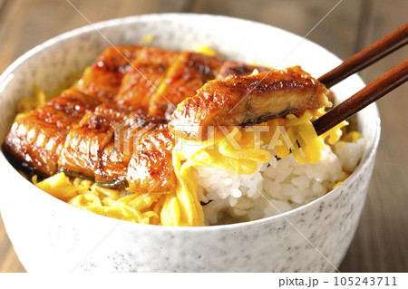 錦糸玉子と鰻の蒲焼きの丼ぶり 錦糸玉子と鰻の蒲焼きの丼ぶり 105243711