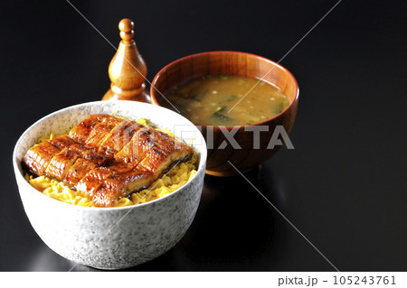 錦糸玉子と鰻の蒲焼きの丼ぶりとお味噌汁 錦糸玉子と鰻の蒲焼きの丼ぶりとお味噌汁 105243761