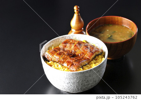 錦糸玉子と鰻の蒲焼きの丼ぶりとお味噌汁 105243762
