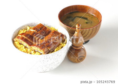 錦糸玉子と鰻の蒲焼きの丼ぶりとお味噌汁 錦糸玉子と鰻の蒲焼きの丼ぶりとお味噌汁 105243769
