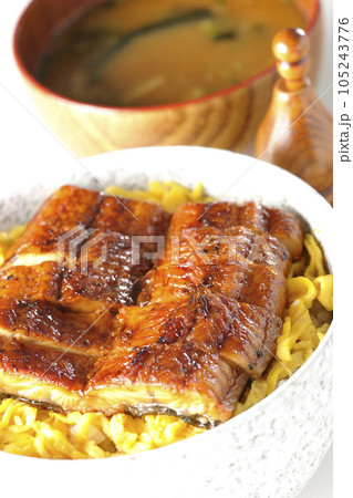 錦糸玉子と鰻の蒲焼きの丼ぶりとお味噌汁 錦糸玉子と鰻の蒲焼きの丼ぶりとお味噌汁 105243776